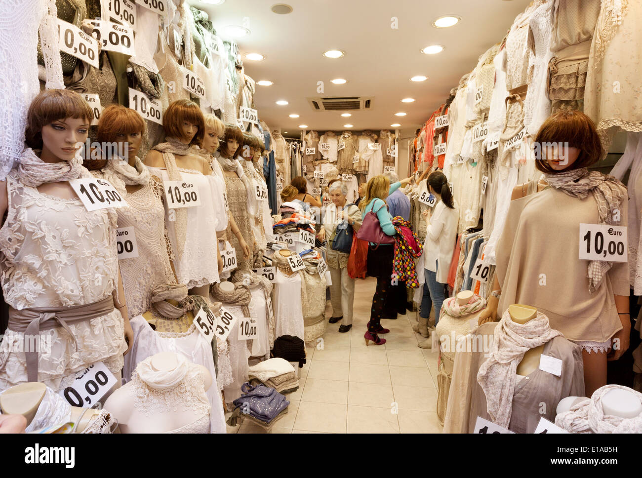 Las mujeres de compras en una tienda de ropa barata de encaje, Roma Italia Europa Foto de stock