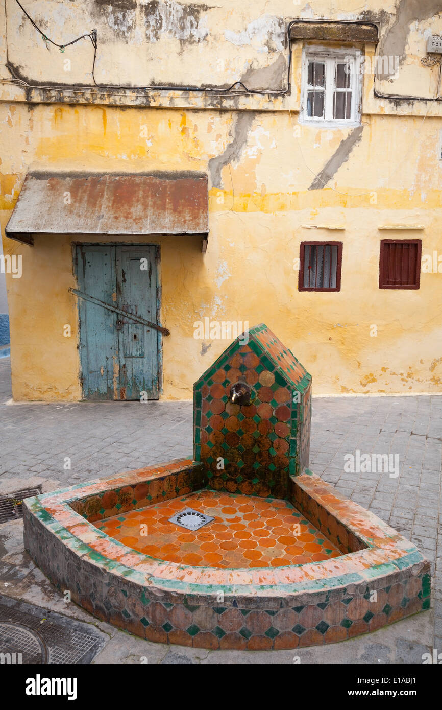 Grifo público en la antigua Medina. Centro histórico de la ciudad de Tánger, Marruecos Foto de stock