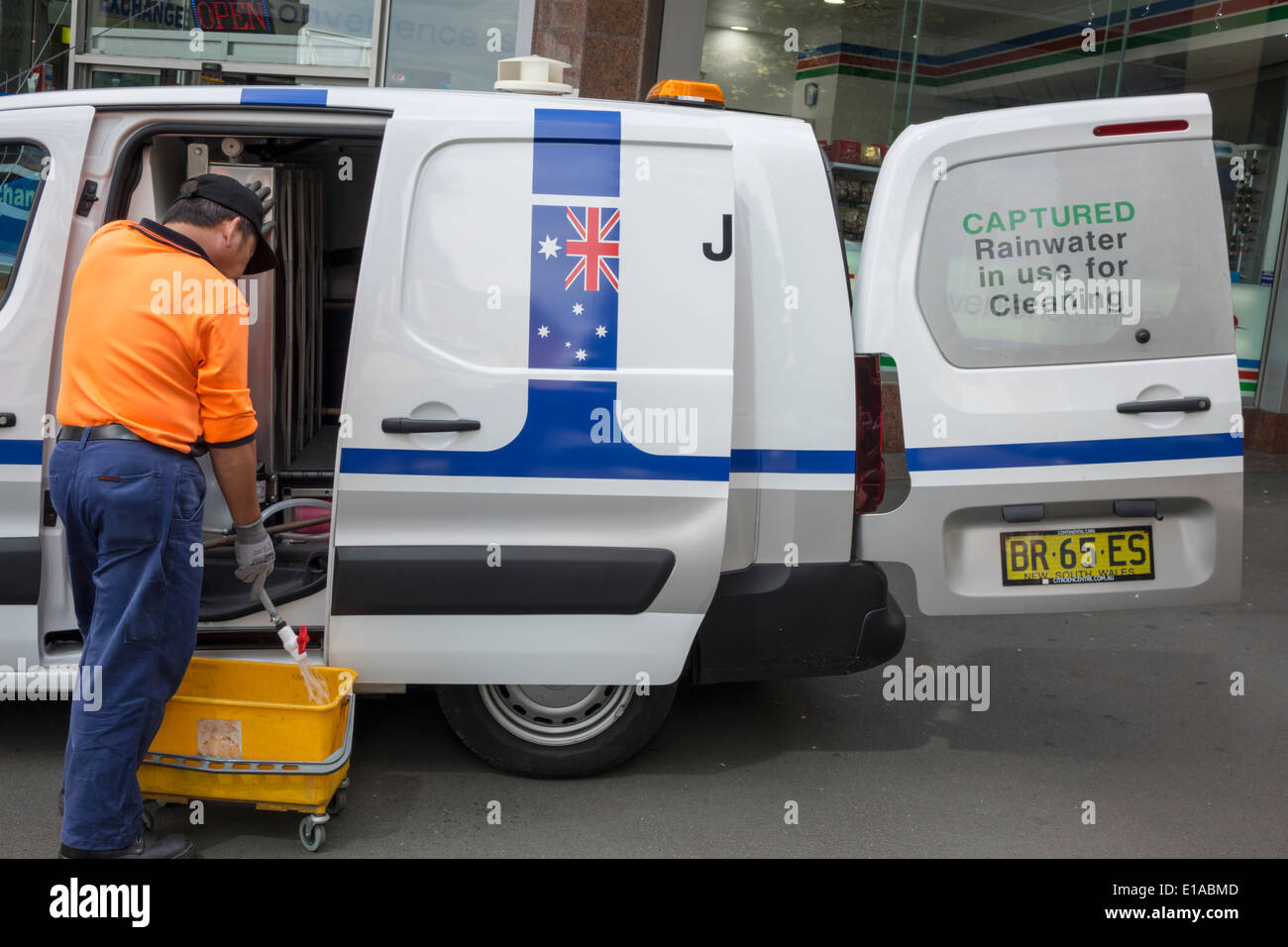Sydney Australia, hombre hombre hombre, servicio de limpieza, trabajo, trabajo, trabajo, agua de lluvia capturada,AU140312038 Foto de stock