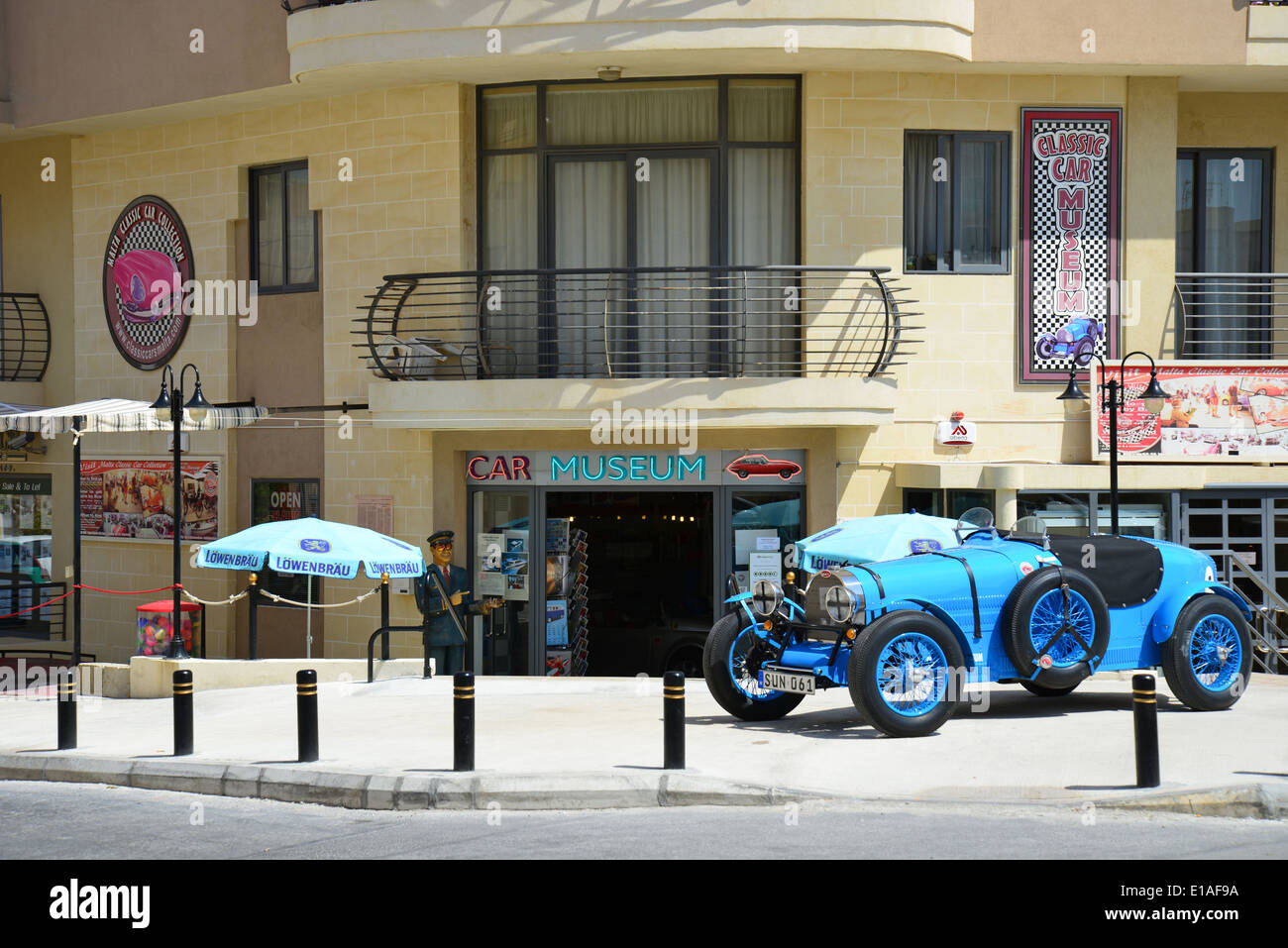 Buggatti clásico coche fuera de Malta Classic Car Museum, Qawra (Il-Qawra), Saint Paul's Bay, Distrito del Norte, la República de Malta Foto de stock