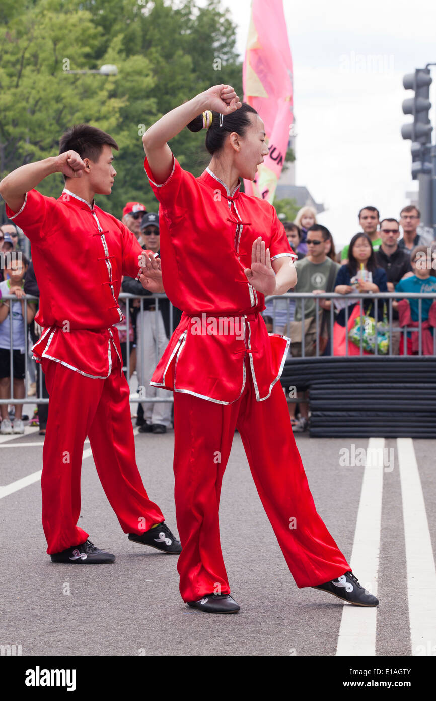 Equipo de demostración de Kung Fu de realizar en el festival - EE.UU. Foto de stock