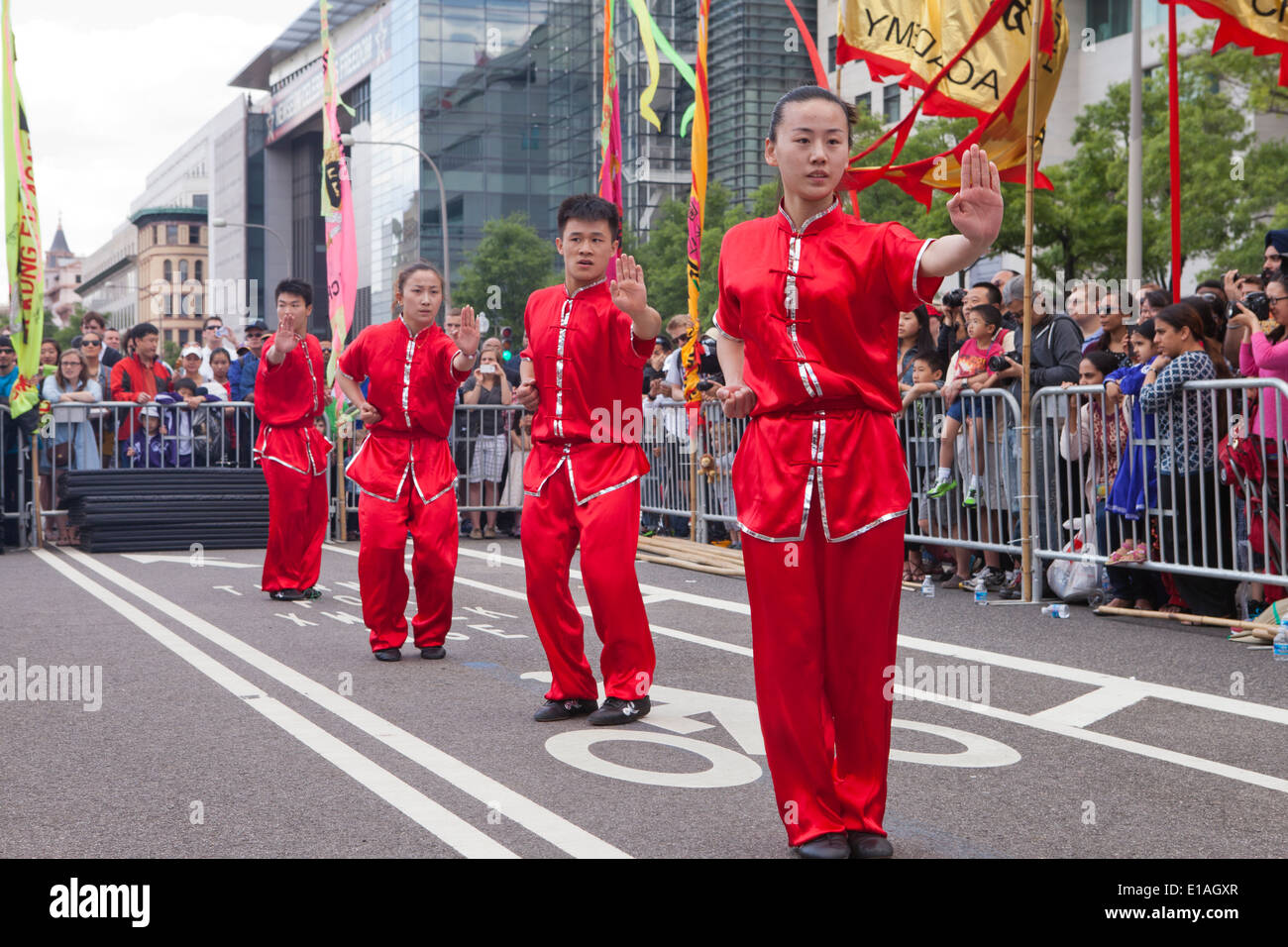 Equipo de demostración de Kung Fu de realizar en el festival - EE.UU. Foto de stock