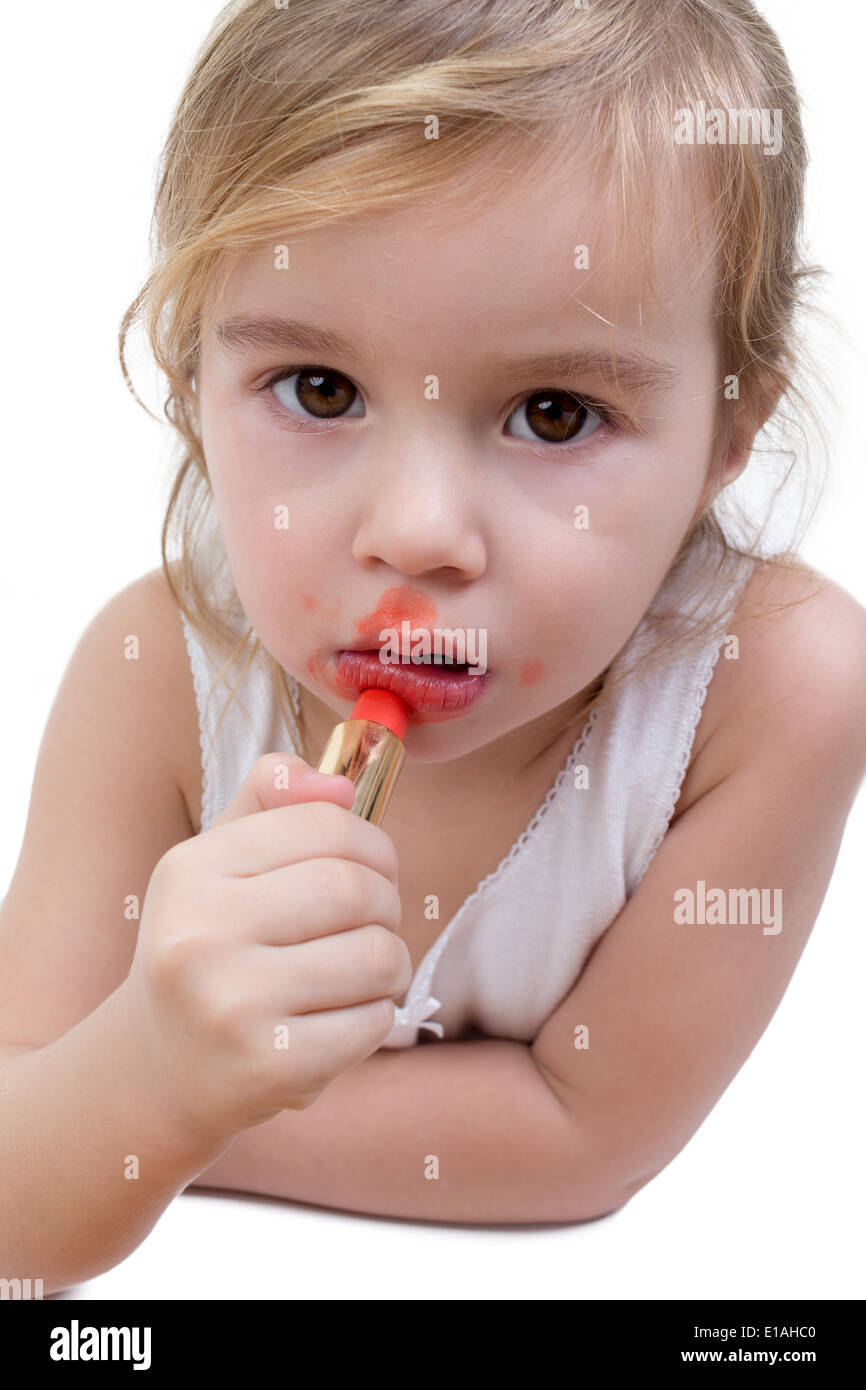 Retrato de una niña pequeña que ha estado jugando con su madre, pintalabios y aplicó todo alrededor de su boca Foto de stock