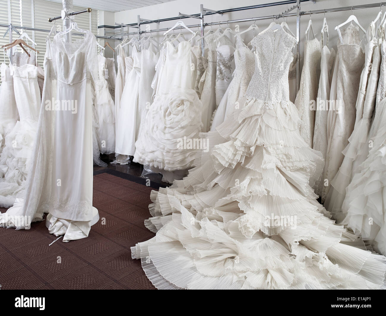Vestidos de novia en Fitting Room de Tienda nupcial Foto de stock