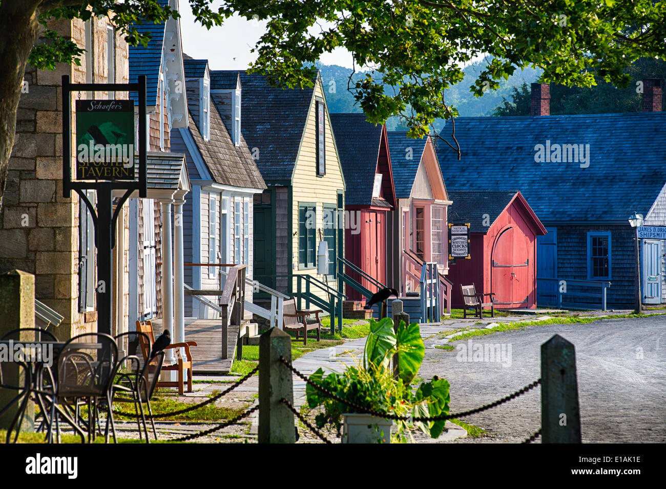 Coloridas casas históricas de un pueblo marinero, Mystic Seaport, Connecticut Foto de stock