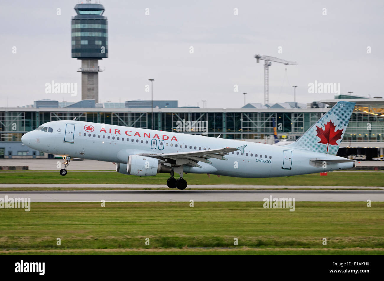 Airbus A320-211 de Air Canada C-FKCO estrechos tomar avión despegó del Aeropuerto Internacional de Vancouver Canadá Foto de stock