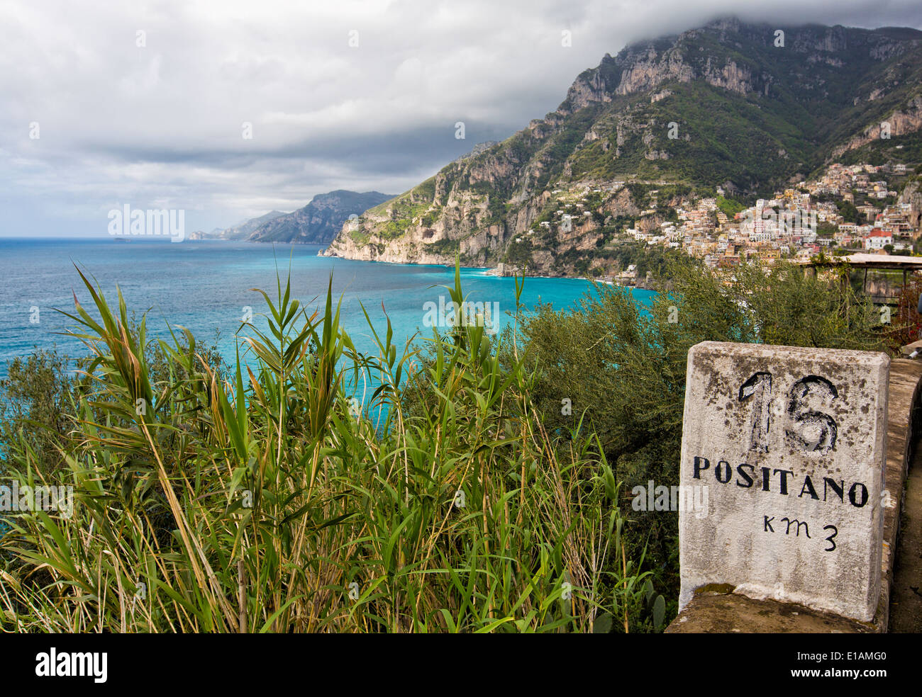 Marcador de distancia en una carretera en Costa de Amalfi, Positano, Campania, Italia Foto de stock
