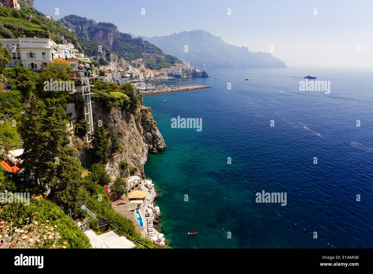 Un alto ángulo de visualización de la costa de Amalfi en Amalfi, Campania, Italia Foto de stock