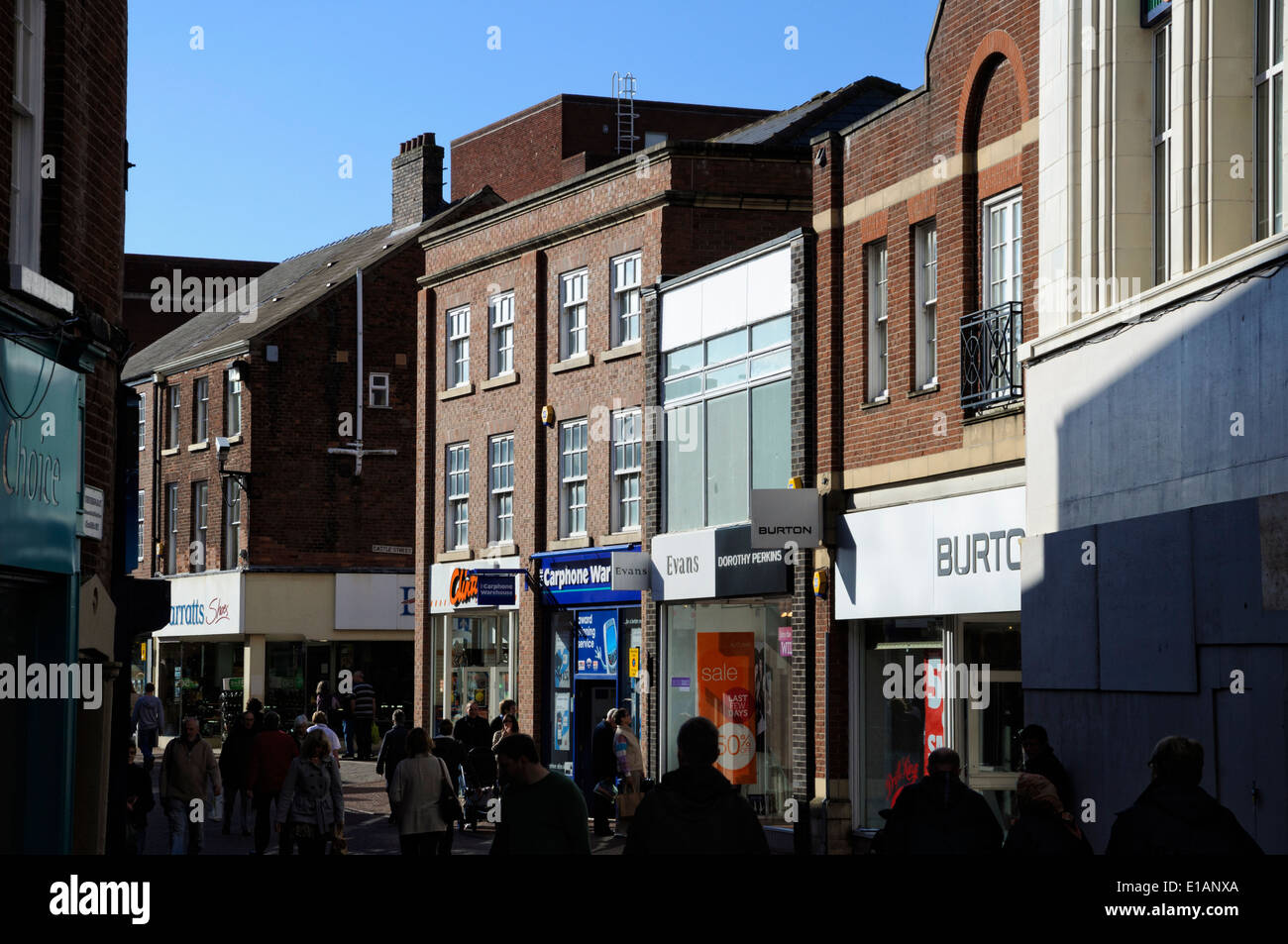 Típico inglés High Street, con sus tiendas y compradores: Macclesfield, Cheshire Foto de stock