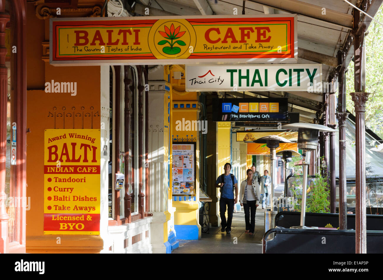 Restaurantes étnicos de distintos tipos, incluyendo Balti indias y tailandesas. La famosa calle Lygon Street, Melbourne. Foto de stock
