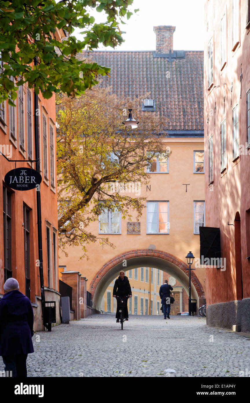 Atemporal escena escandinava - antiguos hermosos edificios, un ciclista y calles empedradas. Casco antiguo de la ciudad de Uppsala, Suecia. Foto de stock