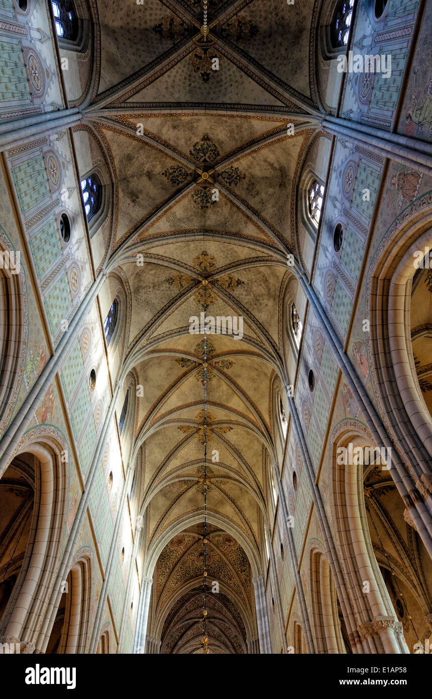 El techo de la nave de una famosa catedral medieval europeo; alta arquitectura gótica; alto techo abovedado; las claraboyas techo; la Catedral de Uppsala. Foto de stock