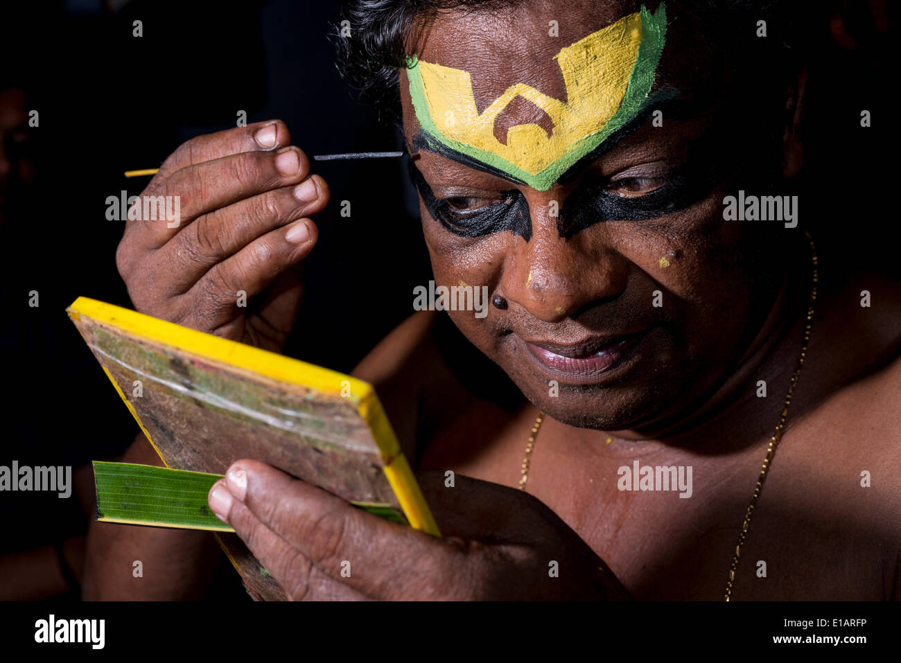 Katakali artista aplicar el maquillaje del personaje Deshen, Varkala, Kerala, India Foto de stock