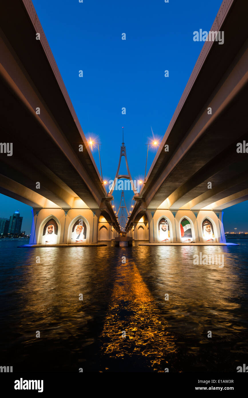 Noche vista desde abajo del puente de la Bahía de Negocios en Dubai, Emiratos Árabes Unidos Foto de stock