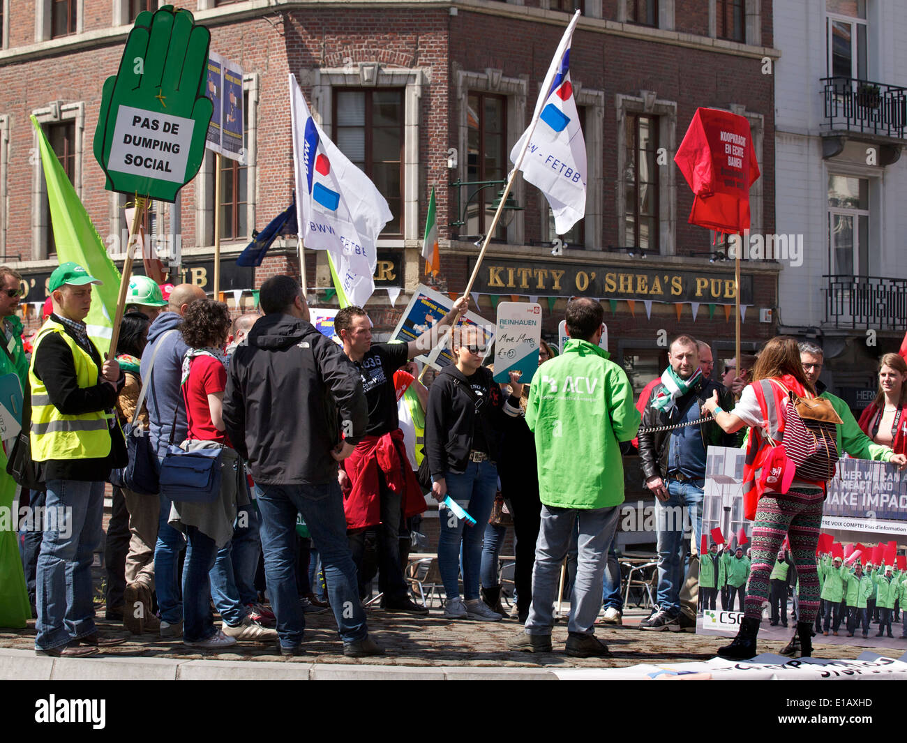 Grupo de gente protestando en las calles por la Comisión Europea en Bruselas, Bélgica Foto de stock
