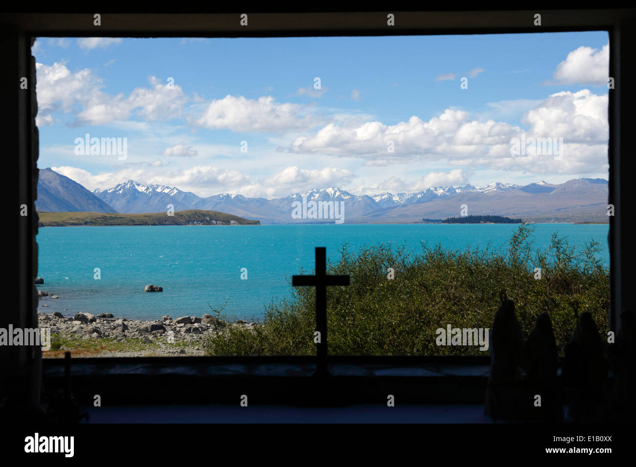 Ver a través de la ventana de la Iglesia del Buen Pastor, el Lago Tekapo, la región de Canterbury, Isla del Sur, Nueva Zelanda, Pacífico Sur Foto de stock