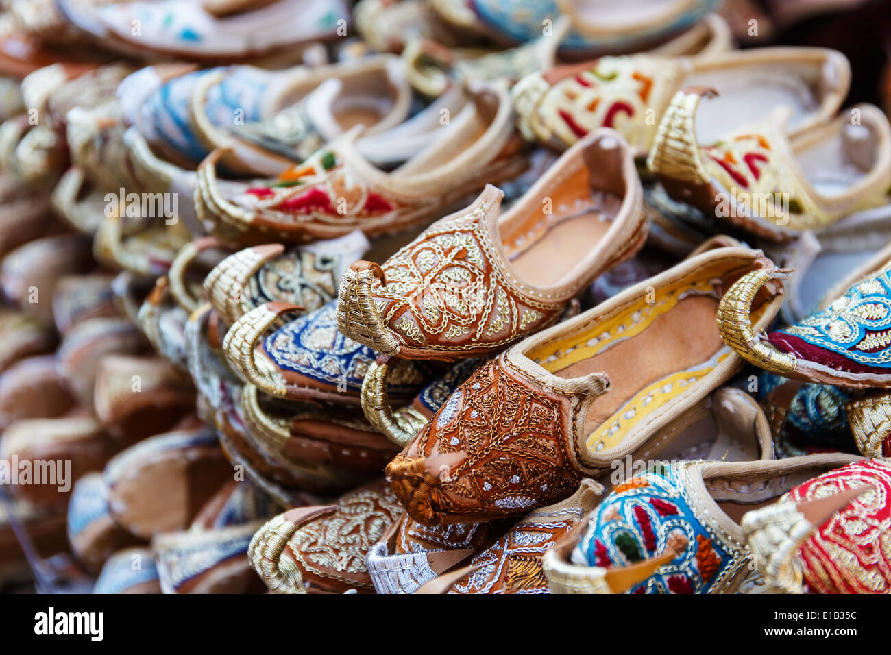 Zapatos en árabe tradicional zoco oriental Foto de stock