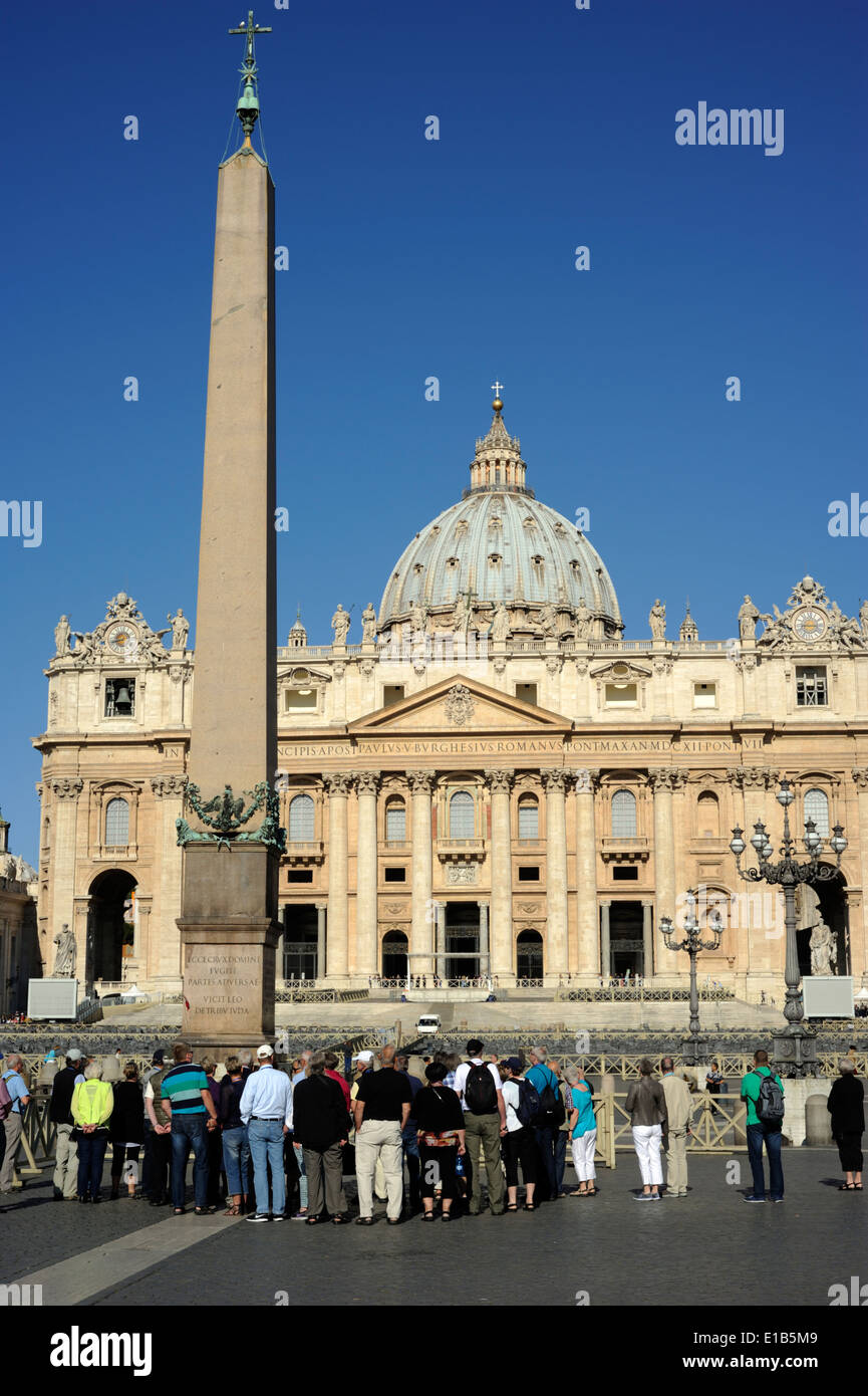 Italia, Roma, la plaza de San Pedro, el obelisco, el grupo de turistas Foto de stock