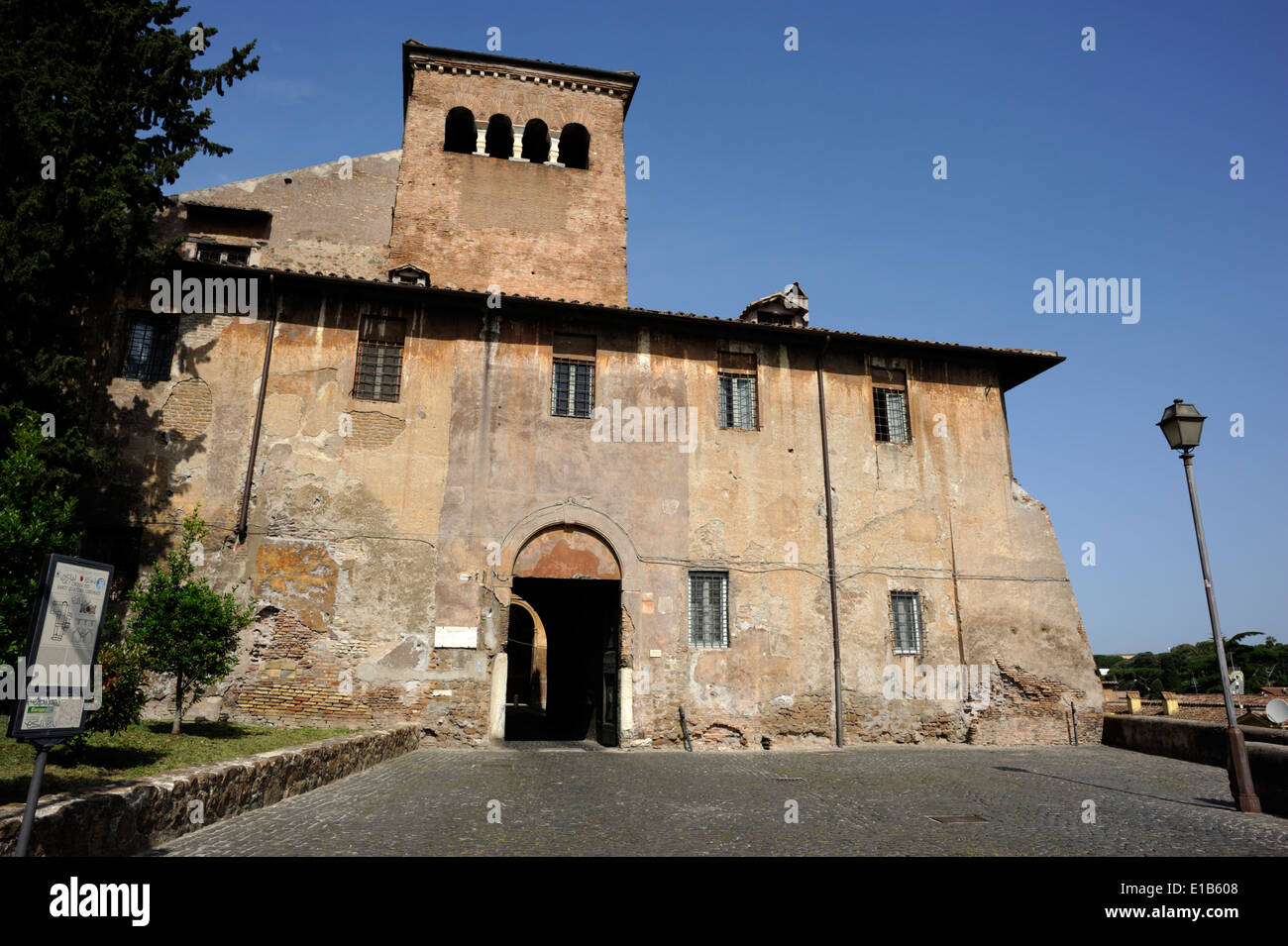 Basilica dei santi quattro coronati fotografías e imágenes de alta