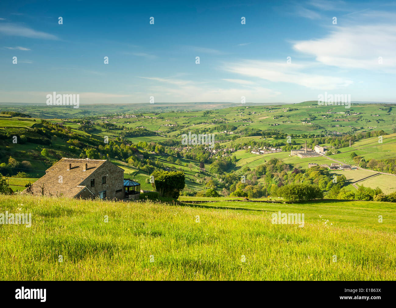 Una vista hacia el sur a lo largo de un exuberante valle verde en el sector sur de los valles de Yorkshire Foto de stock