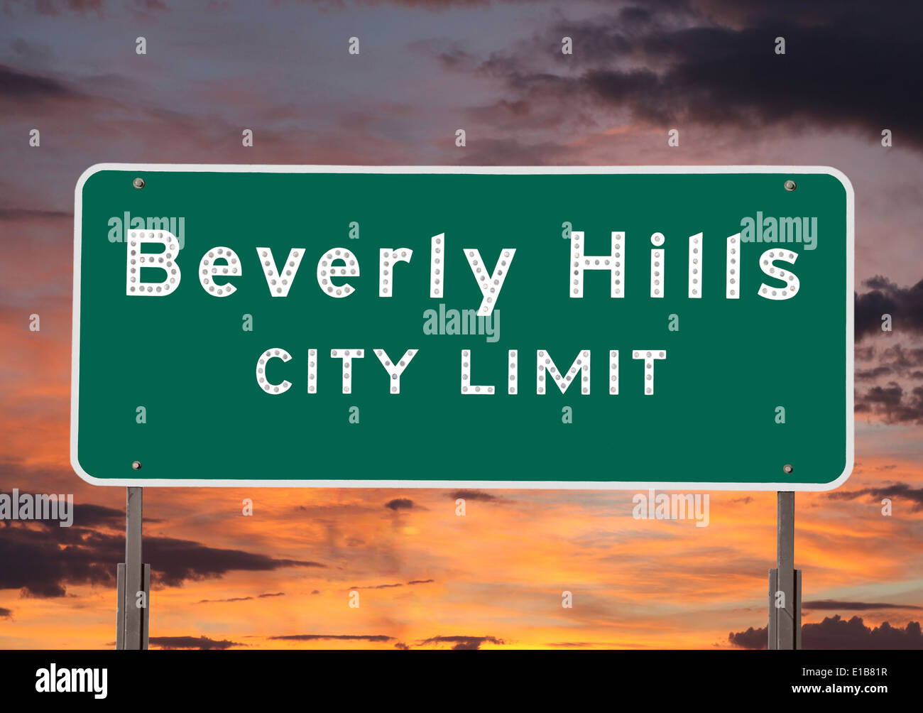 Los límites de la ciudad de Beverly Hills firmar con sunset sky. Foto de stock