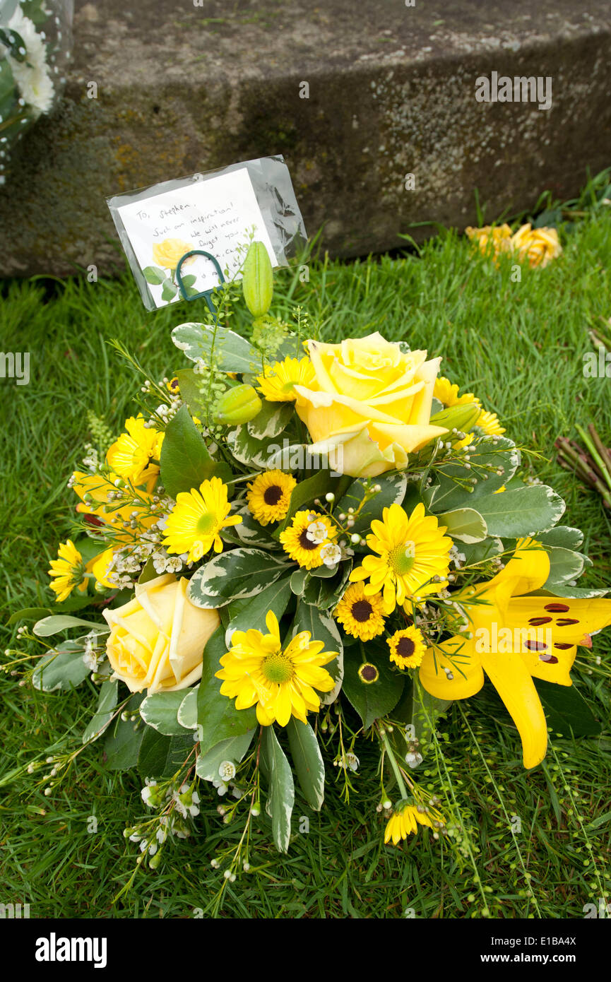 Lichfield Cathedral, West Midlands, Reino Unido. 29 de mayo de 2014. La vigilia de Stephen Sutton se encuentra en la Catedral de Lichfield, en West Midlands, hoy y mañana. Stephen murió de cáncer pero criado en 4 millones de libras para el Teenage Cancer Trust, mientras que luchó contra la enfermedad. Homenajes florales que quedan en los terrenos de la catedral antes de la vigilia comienza. Crédito: Richard Grange/Alamy Live News Foto de stock