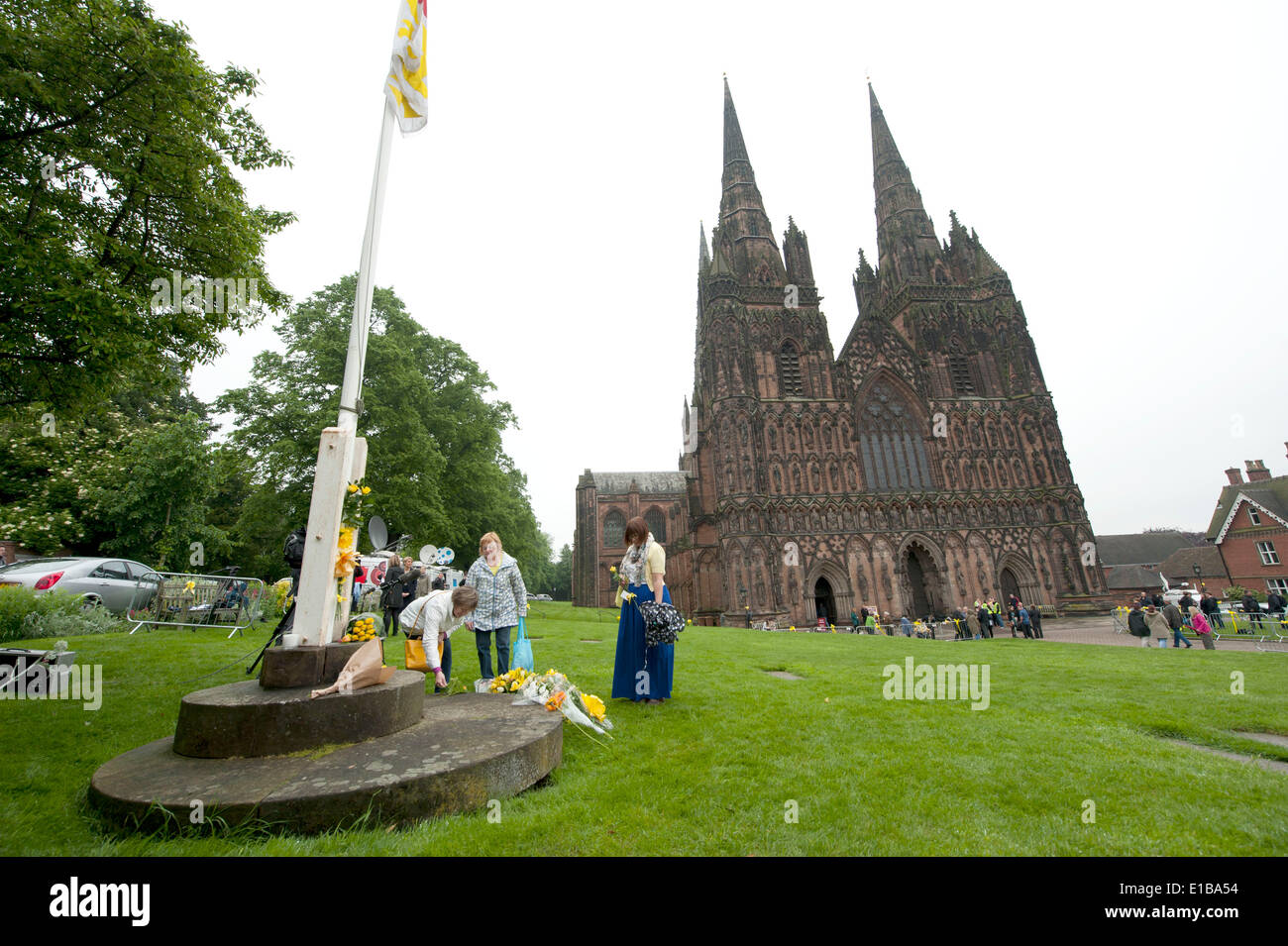 Lichfield Cathedral, West Midlands, Reino Unido. 29 de mayo de 2014. La vigilia de Stephen Sutton se encuentra en la Catedral de Lichfield, en West Midlands, hoy y mañana. Stephen murió de cáncer pero criado en 4 millones de libras para el Teenage Cancer Trust, mientras que luchó contra la enfermedad. Homenajes florales que quedan en los terrenos de la catedral antes de la vigilia comienza. Crédito: Richard Grange/Alamy Live News Foto de stock