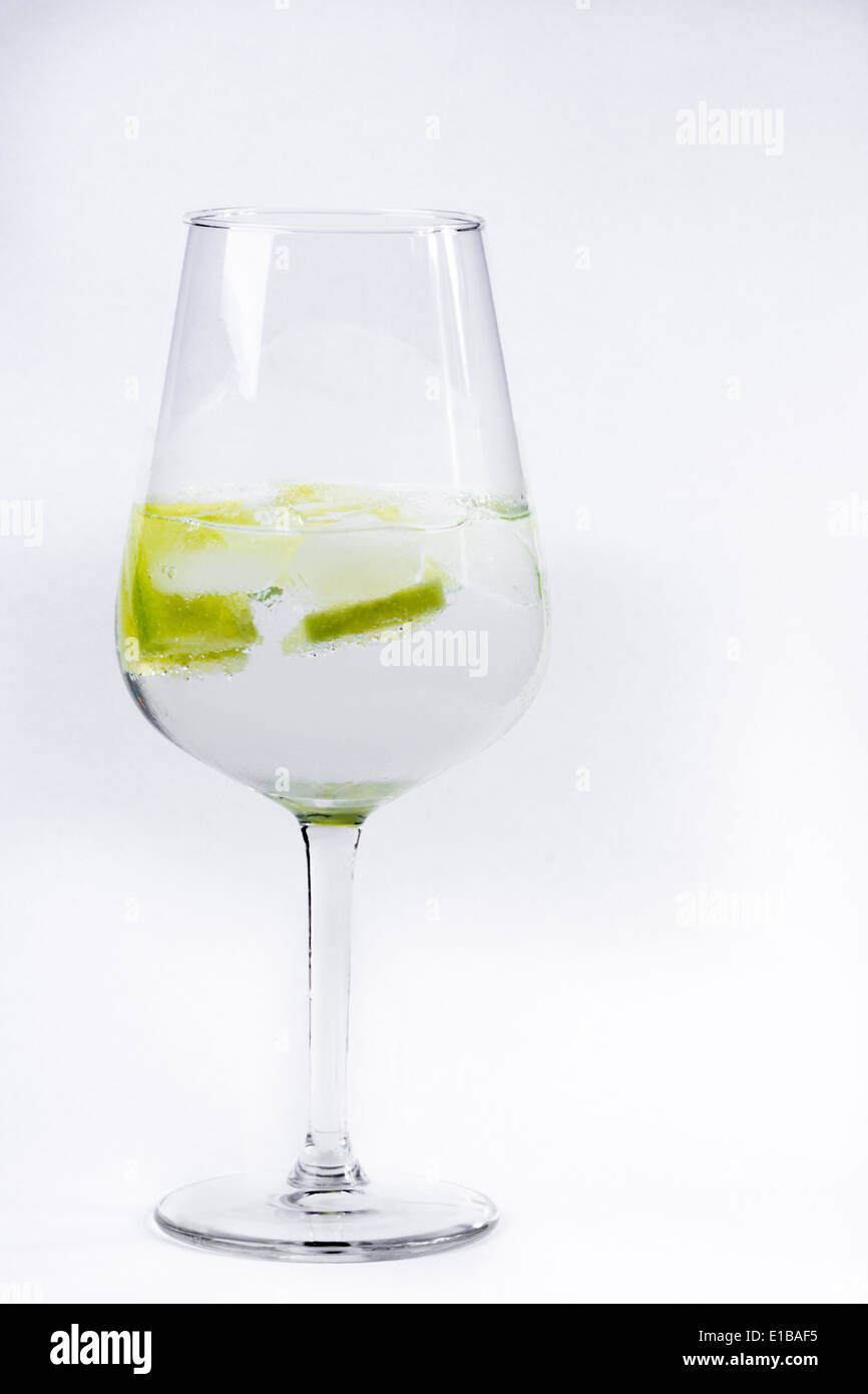 Gin Tonic servido en un globo de cristal Foto de stock