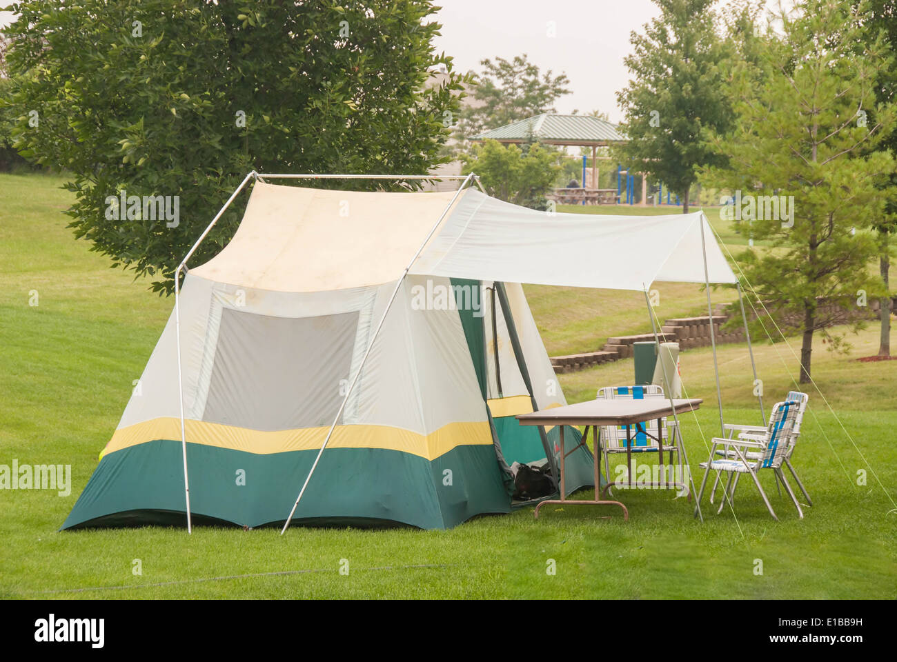 Camping en el patio Foto de stock