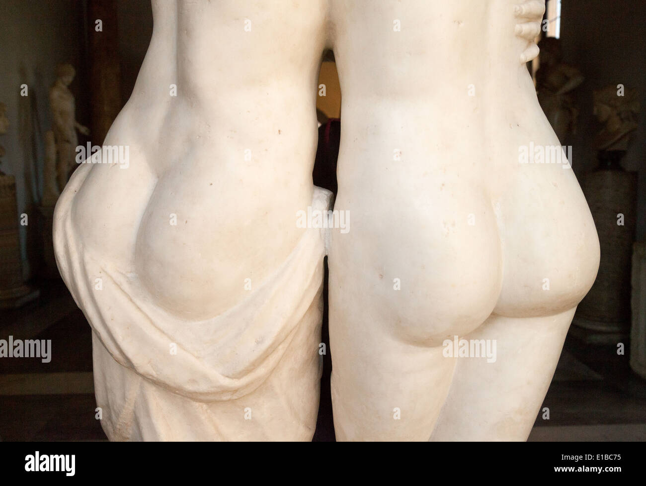 Vista trasera de la parte inferior de dos estatuas de la antigua Roma, Musei Capitolini, Roma Italia Foto de stock