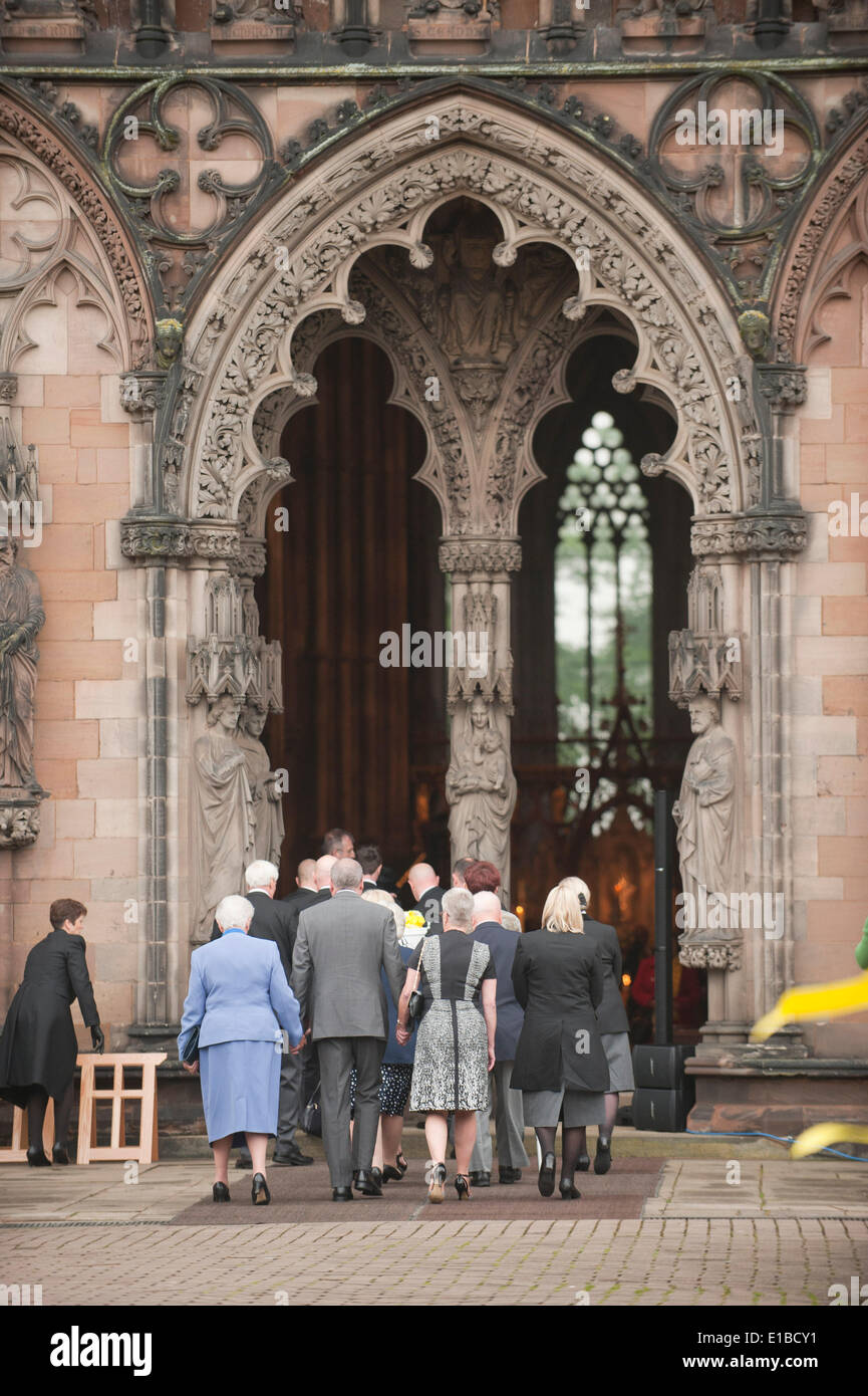 Lichfield Cathedral, West Midlands, Reino Unido. 29 de mayo de 2014. Una Vigilia por Stephen Sutton se celebra hoy y mañana en la Catedral de Lichfield en Staffordshire. La adolescente que murió de cáncer ha recaudado más de 4 millones de libras para el Teenage Cancer Trust. Un carruaje tirado por caballos llevando Stephens ataúd llega en frente de cientos de personas. Crédito: Richard Grange/Alamy Live News Foto de stock