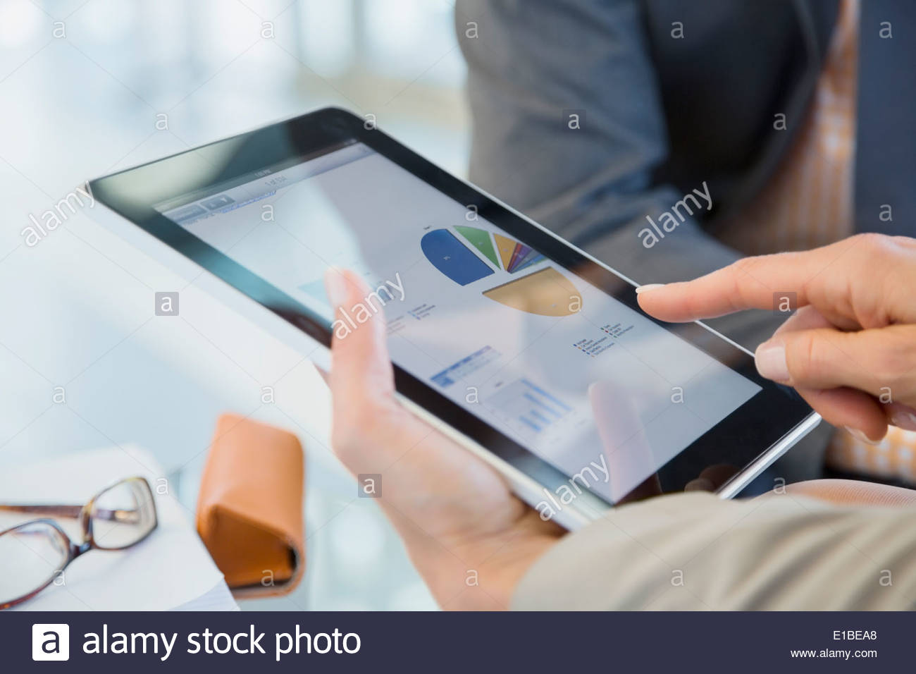 La gente de negocios de revisar los datos financieros sobre la tableta digital Foto de stock