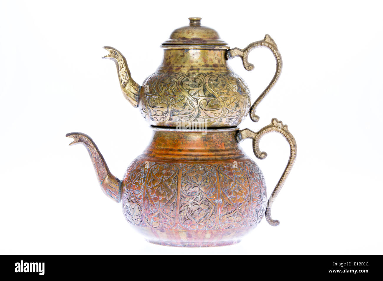 Grabados Antiguos aislados de cobre tetera turca con doble pila teteras de  té permitiendo que se ceba en uno, mientras que el agua caliente Fotografía  de stock - Alamy