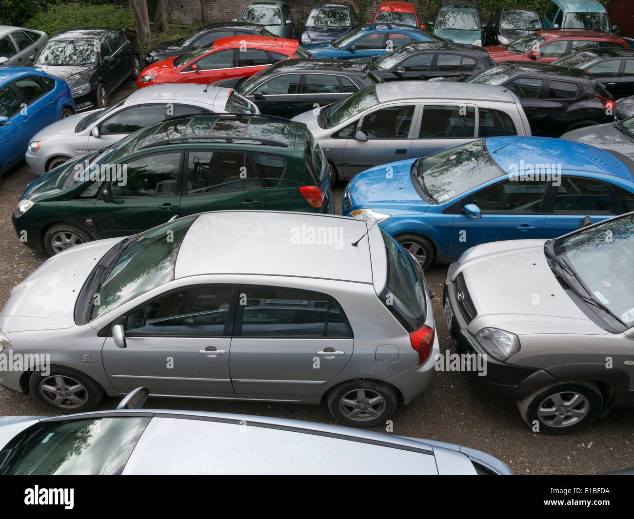 Una elevada opinión de autos estacionados fuertemente la nariz hasta la cola y en filas. Foto de stock