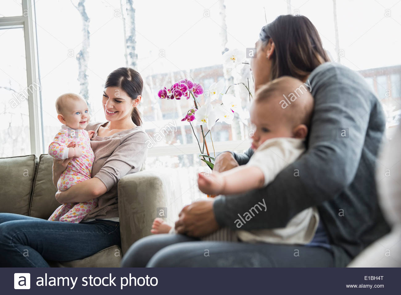 Las madres y los bebés en la sala de estar Foto de stock