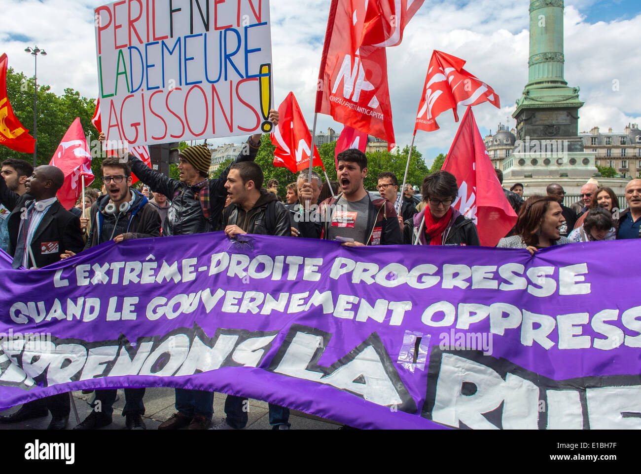 París, Francia, Gran Multitud Frente Anti-Nacional, Manifestación de Estudiantes Adolescentes Franceses, Militantes con Banderas y Banderas de Protesta en la Calle, Foto de stock