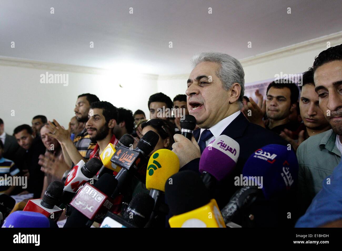 El Cairo. 29 de mayo de 2014. Egipto del candidato presidencial y líder izquierdista Hamdeen Sabahy (delantero) habla en una conferencia de prensa en El Cairo, 29 de mayo de 2014. El jueves Sabahy admitió su derrota en las elecciones que concluyeron el miércoles, al perder a su único rival, el ex jefe militar Abdel-Fattah al-Sisi. Crédito: STR/Xinhua/Alamy Live News Foto de stock