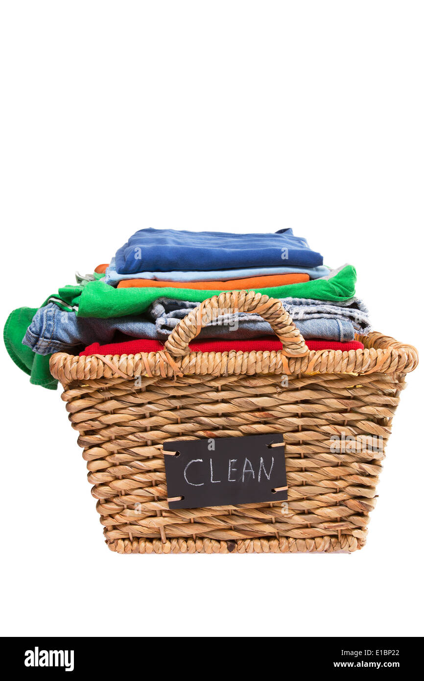 Servicio de lavandería cesta de mimbre con la pila llena de colorido  plegada listo para planchar ropa limpia con una etiqueta manuscrita en el  lado Fotografía de stock - Alamy