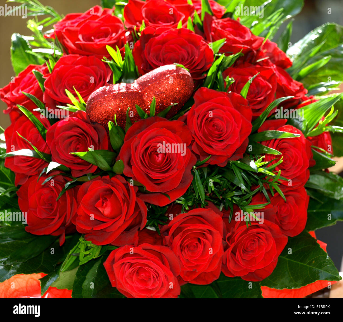 Manojo de rosas rojas fotografías e imágenes de alta resolución - Alamy