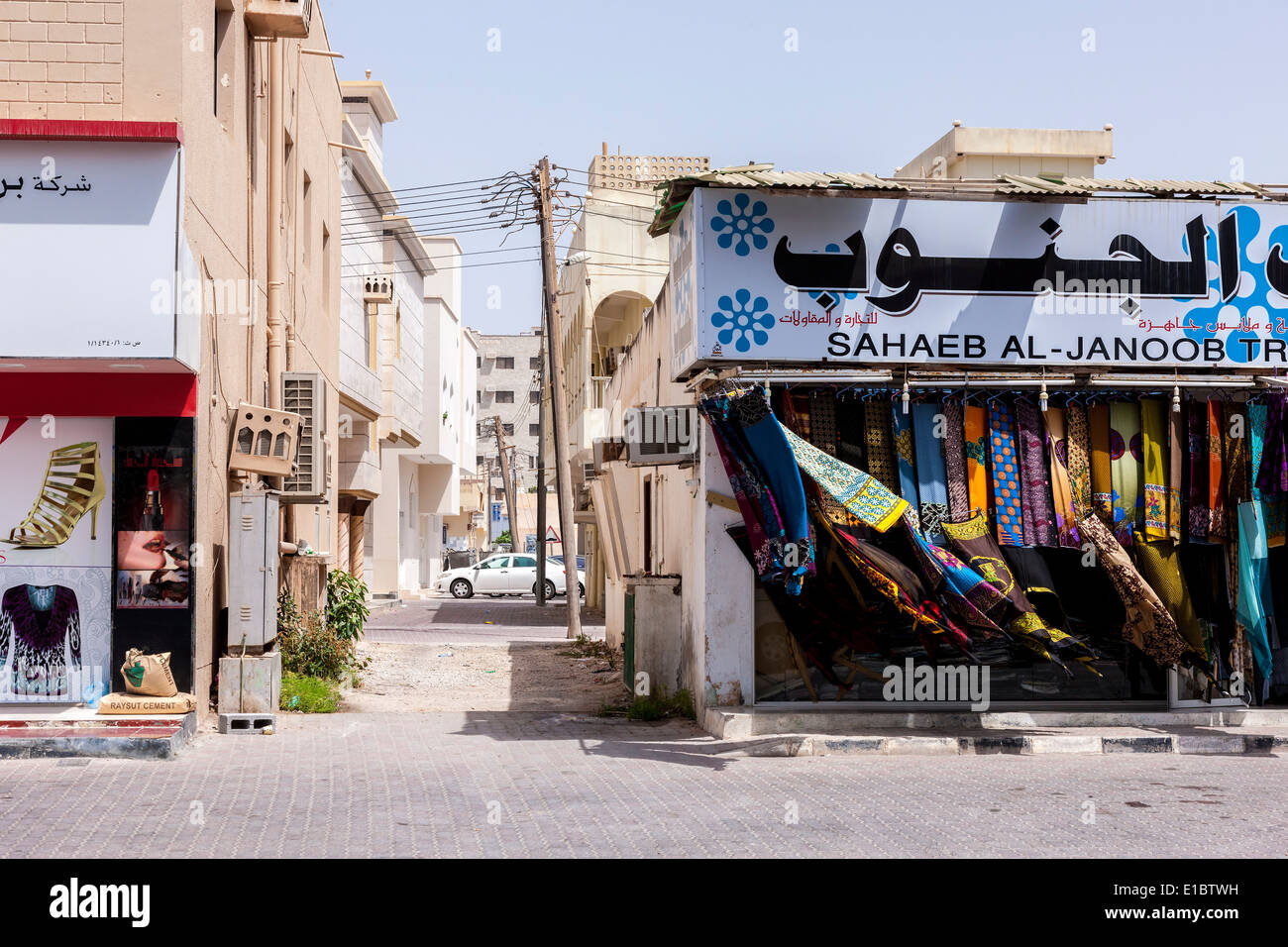 El viento soplando la ropa colgando en la parte delantera de un almacén, Salalah, Omán. Foto de stock