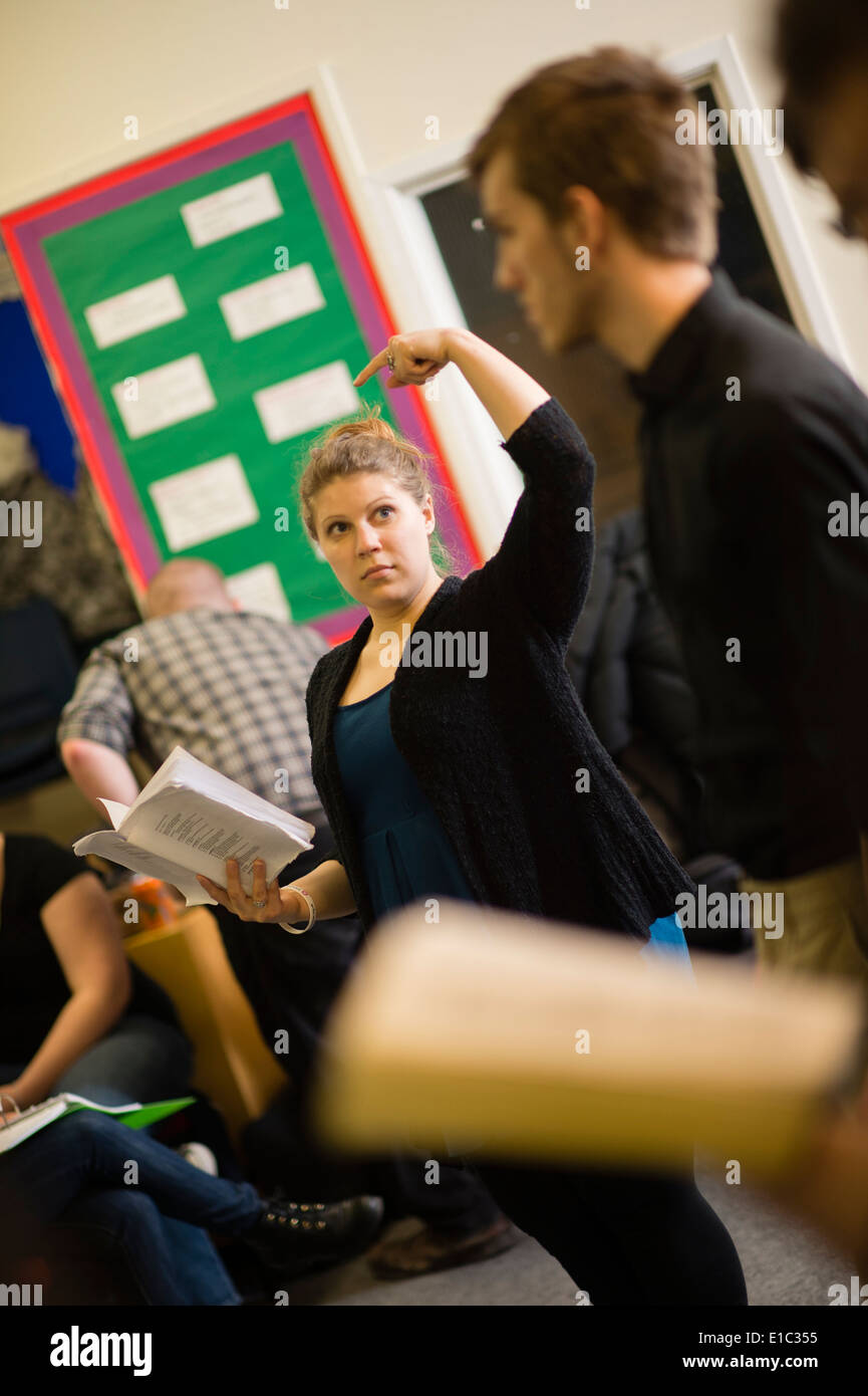 Aberystwyth estudiante universitaria de estudiantes de teatro ensayando 'MUCH Ado About Nothing' de William Shakespeare. Foto de stock