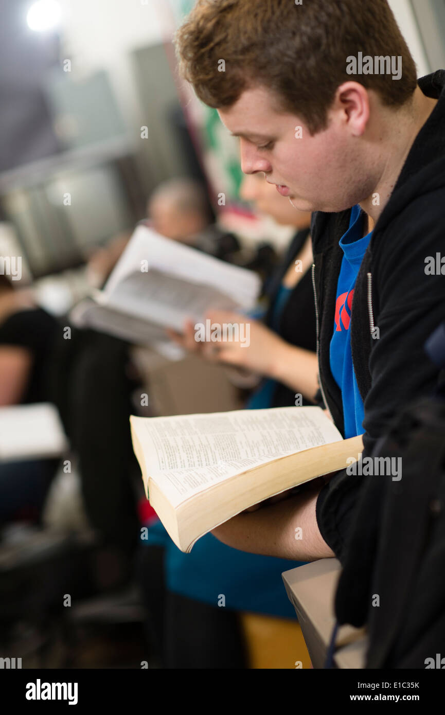 Aberystwyth estudiante universitaria de estudiantes de teatro ensayando 'MUCH Ado About Nothing' de William Shakespeare. Foto de stock