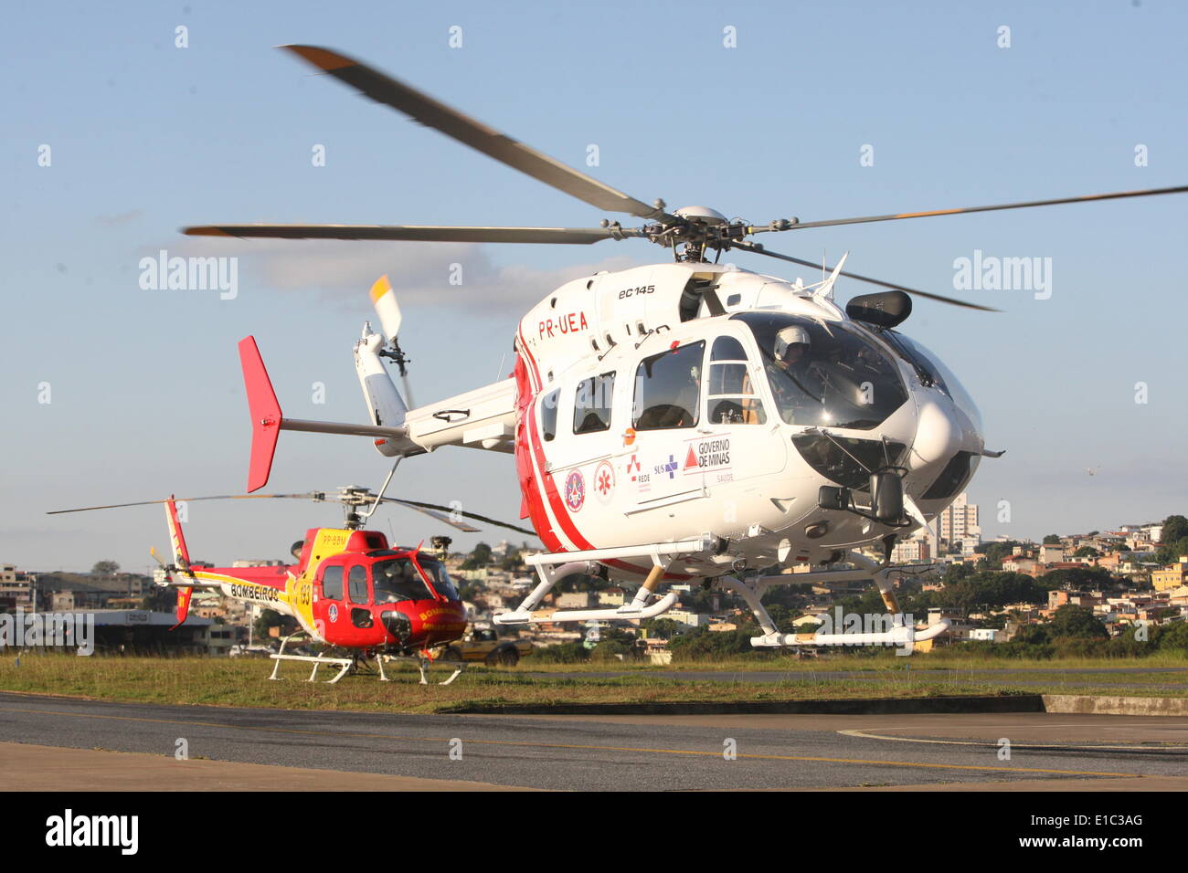 Belo Horizonte, Brasil. 29 de mayo de 2014. Un helicóptero aterriza en la pista del batallón del cuerpo de bomberos, las operaciones aéreas, en Belo Horizonte, Brasil, el 29 de mayo de 2014. El primero de los seis helicópteros bimotor destinados a transportar a los pacientes en estado crítico a cerca de los hospitales durante la Copa Mundial de la FIFA, fue deliveres al Belo Horizonte de gobierno el jueves, según la prensa local. Crédito: Frederico Haikal/AGENCIA ESTADO/Xinhua/Alamy Live News Foto de stock