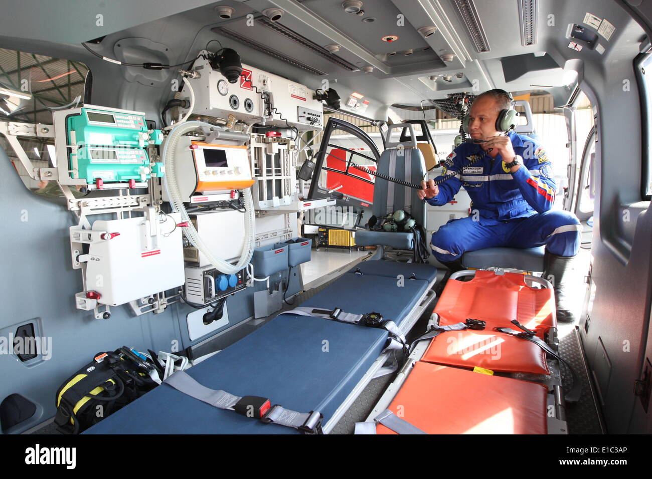 Belo Horizonte, Brasil. 29 de mayo de 2014. Un empleado permanece en un helicóptero del Cuerpo de Bomberos, en el Batallón de Operaciones Aéreas, en Belo Horizonte, Brasil, el 29 de mayo de 2014. El primero de los seis helicópteros bimotor destinados a transportar a los pacientes en estado crítico a cerca de los hospitales durante la Copa Mundial de la FIFA, fue deliveres al Belo Horizonte de gobierno el jueves, según la prensa local. Crédito: Frederico Haikal/AGENCIA ESTADO/Xinhua/Alamy Live News Foto de stock