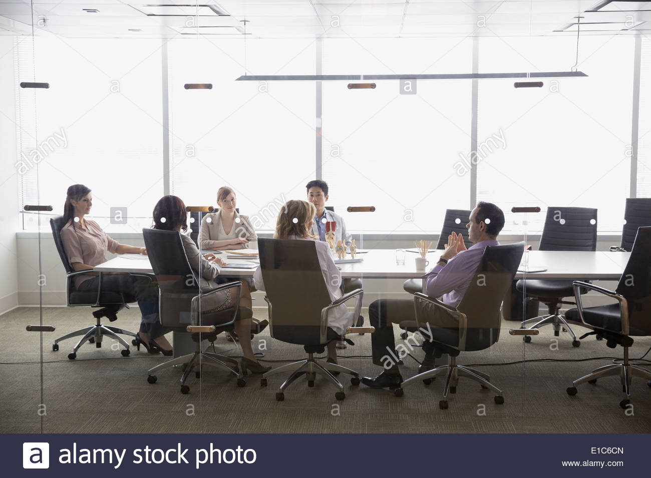 Los médicos en la sala de reunión Foto de stock