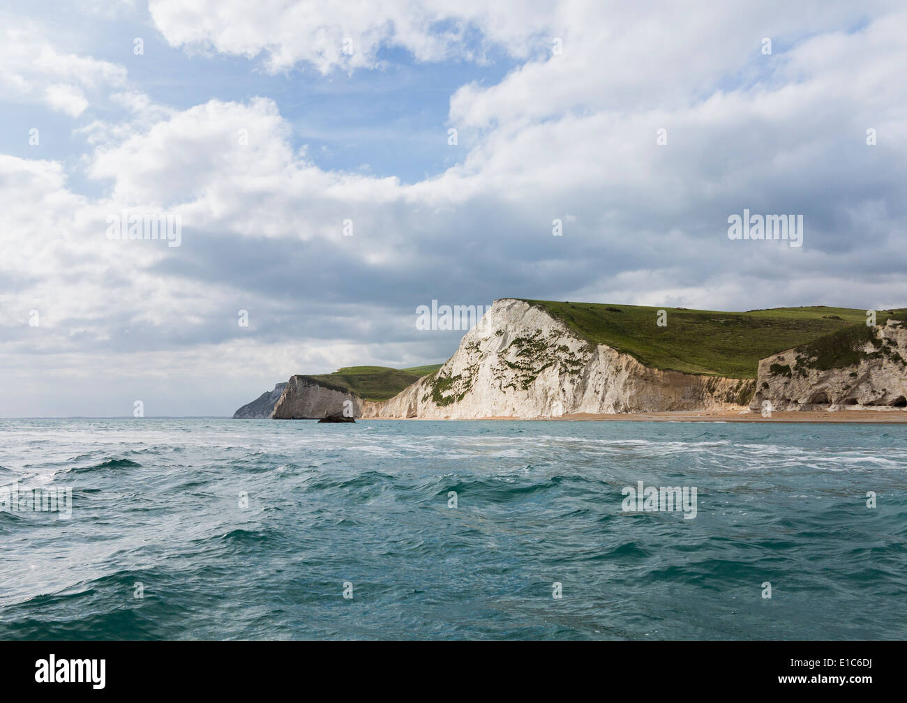 Los acantilados de la Costa Jurásica y cabecera, Dorset, Inglaterra, Reino Unido - desde el mar Foto de stock