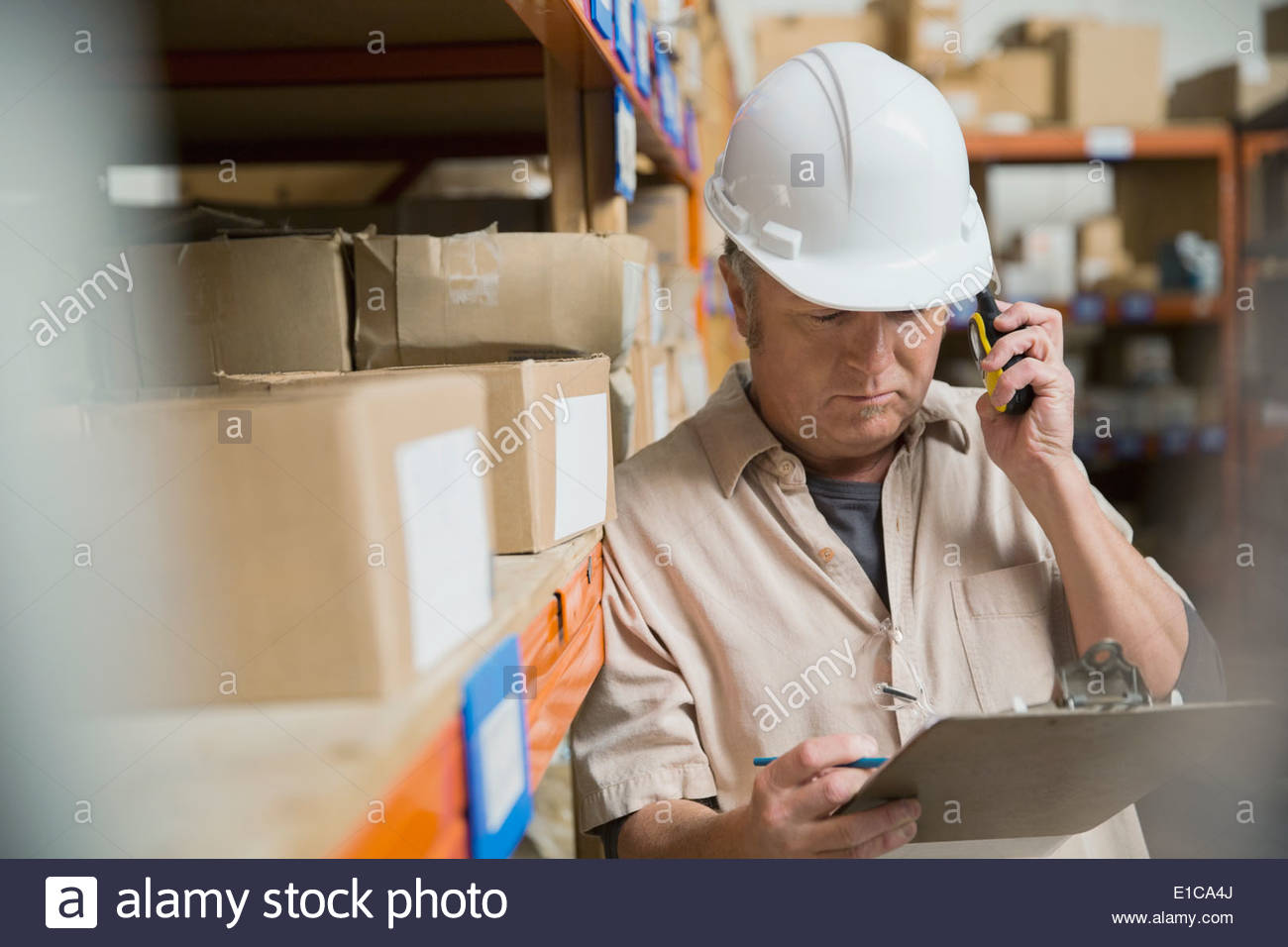 Trabajador con el portapapeles en el almacén Foto de stock