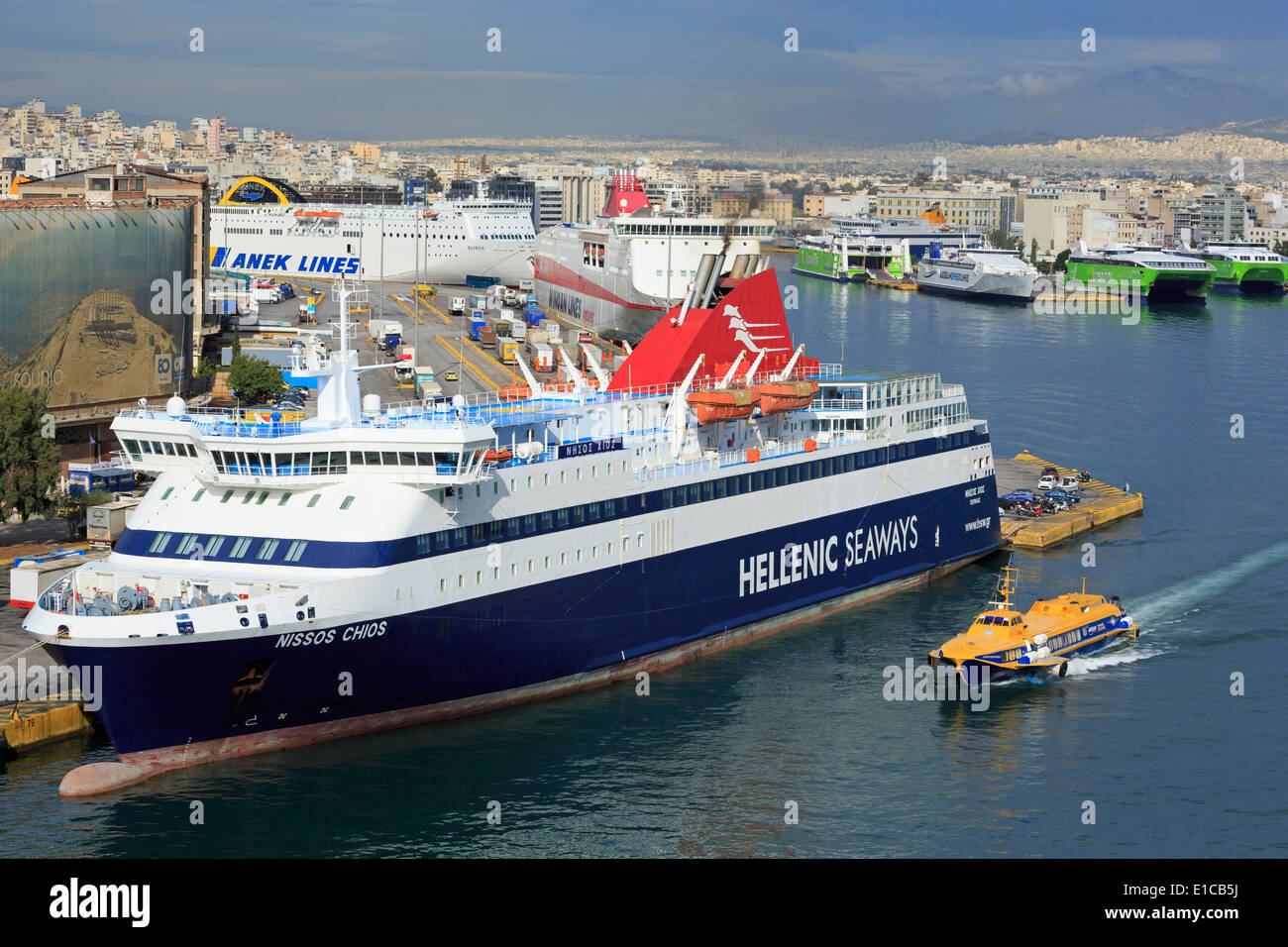 Los ferries, el puerto del Pireo, en Atenas, Grecia, Europa Fotografía de  stock - Alamy