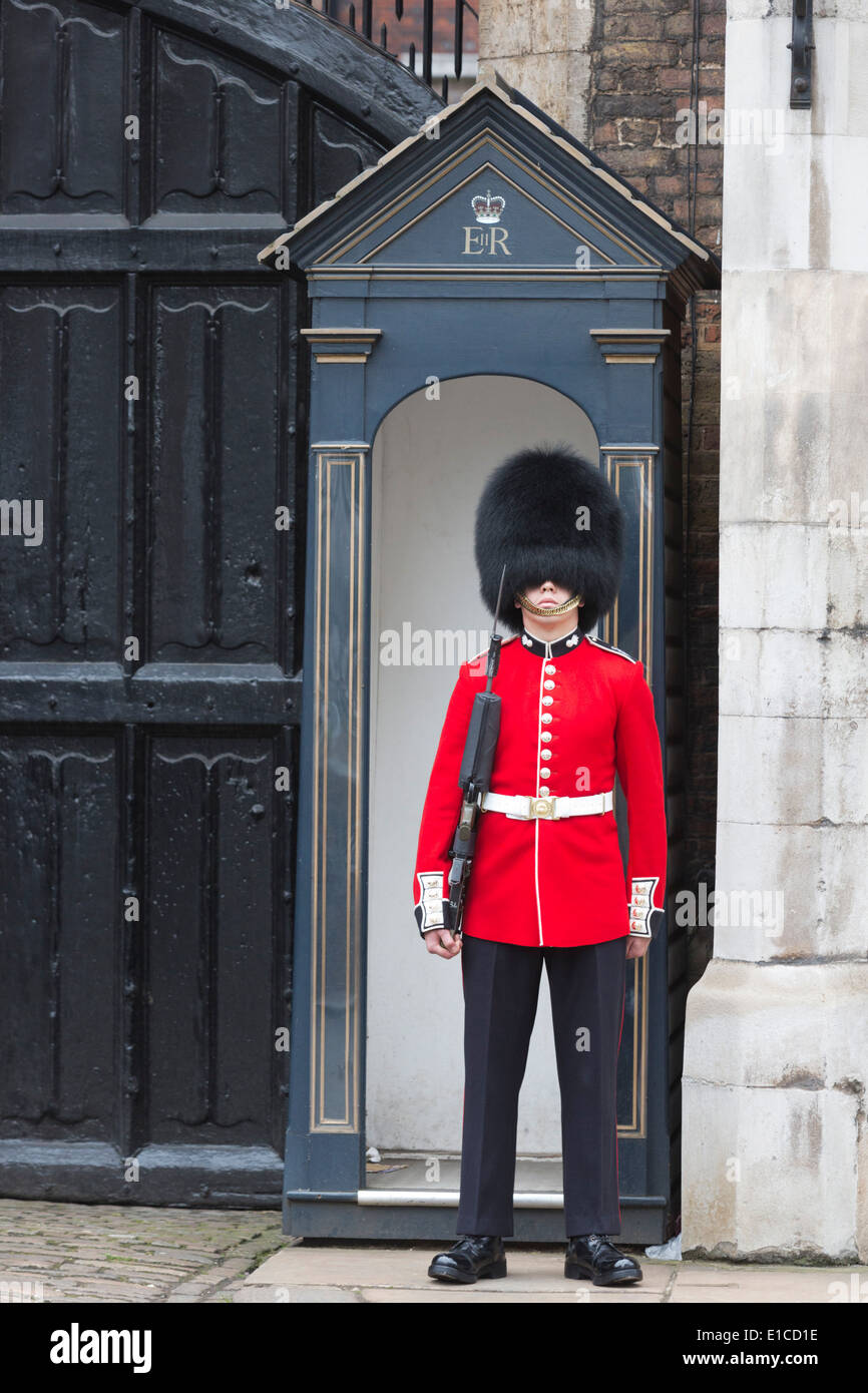 Queen's Guard, granaderos de la Guardia o la Guardia Real fuera de St James's Palace, London, England, Reino Unido Foto de stock