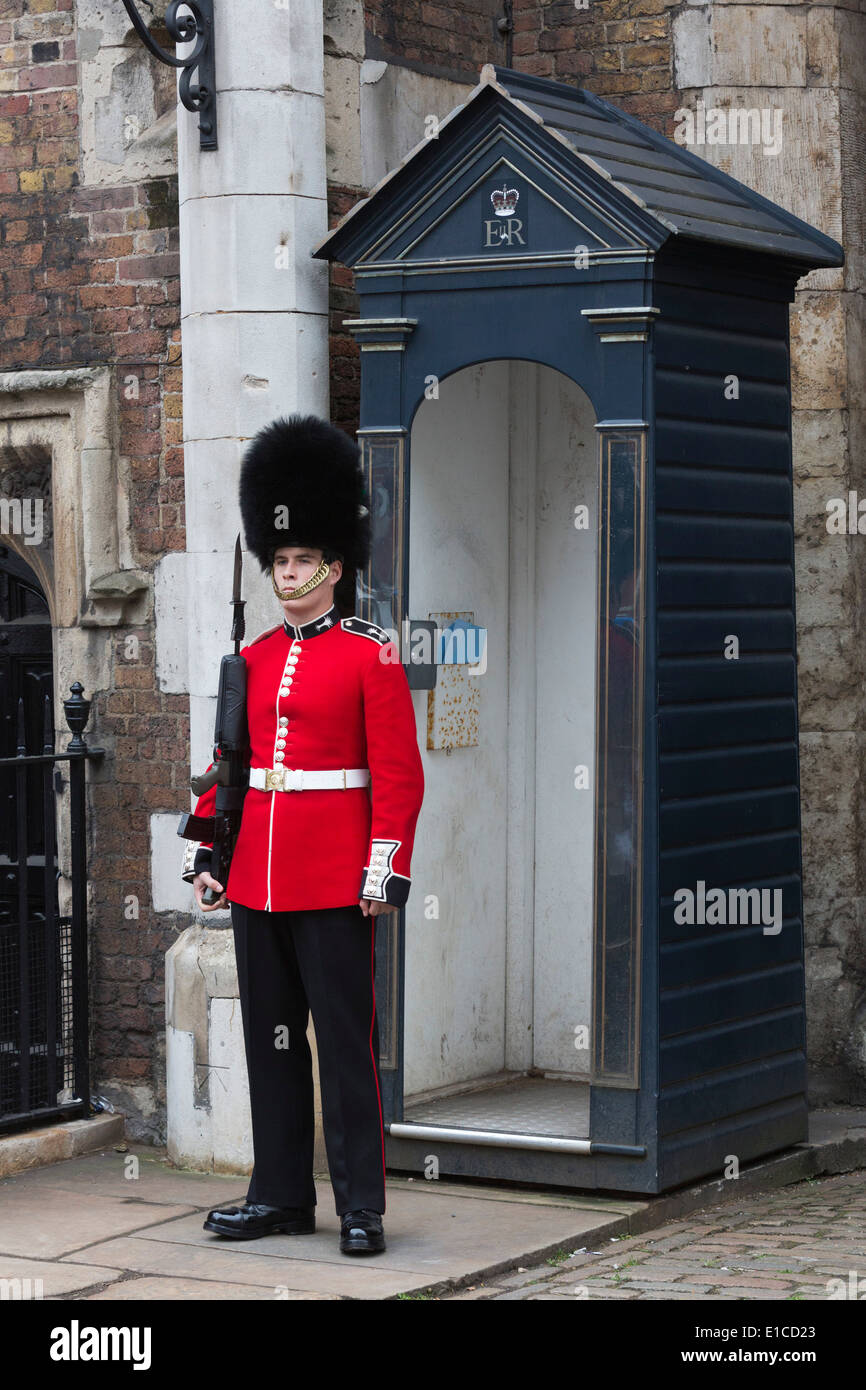 La Guardia galesa, la Guardia Real o Queen's guardia fuera de St James's Palace, London, England, Reino Unido Foto de stock
